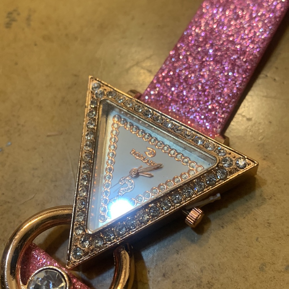 Watch. Needs Battery View 4